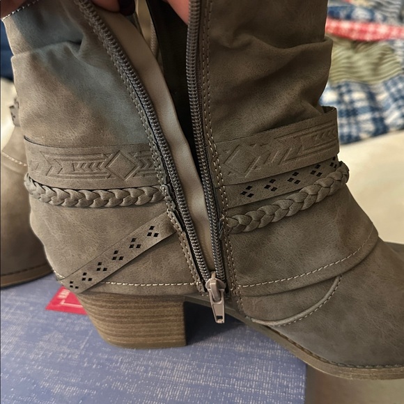 Stylish Women's Boots in Taupe - Picture 4 of 5
